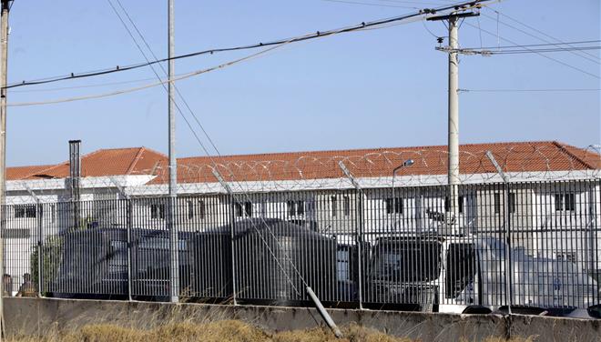 Διαμαρτυρία μεταναστών στη στέγη του κέντρου κράτησης στην Κόρινθο