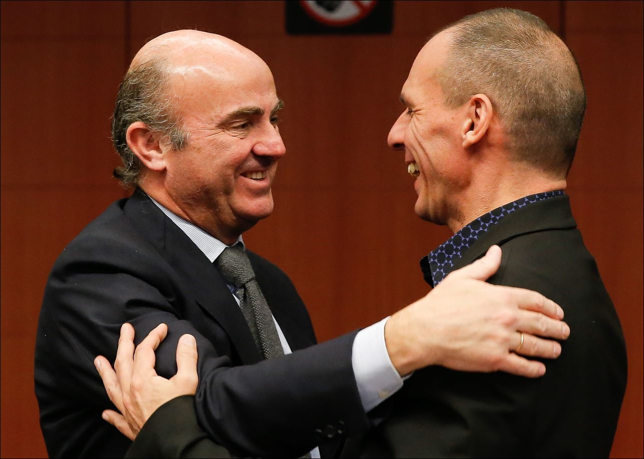 Οι αγκαλιές του Βαρουφάκη με τον Ντε Γκίντος – ΦΩΤΟ