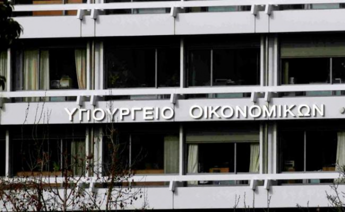 Κατάληψη στο υπουργείο Οικονομικών από εφοριακούς