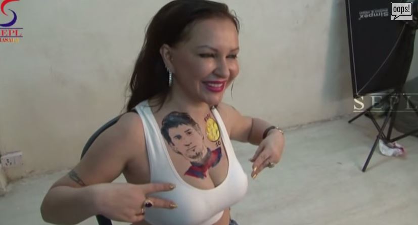Έκανε τατουάζ τον Μέσι στο στήθος της – ΒΙΝΤΕΟ