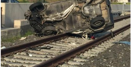 Τρένο παρέσυρε αυτοκίνητο στον Ταύρο – ΦΩΤΟ