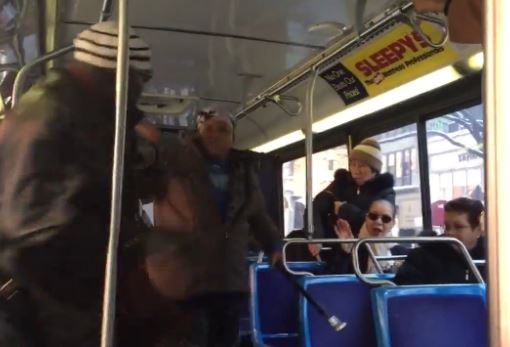 “Μονομαχία” μέσα στο λεωφορείο – ΒΙΝΤΕΟ