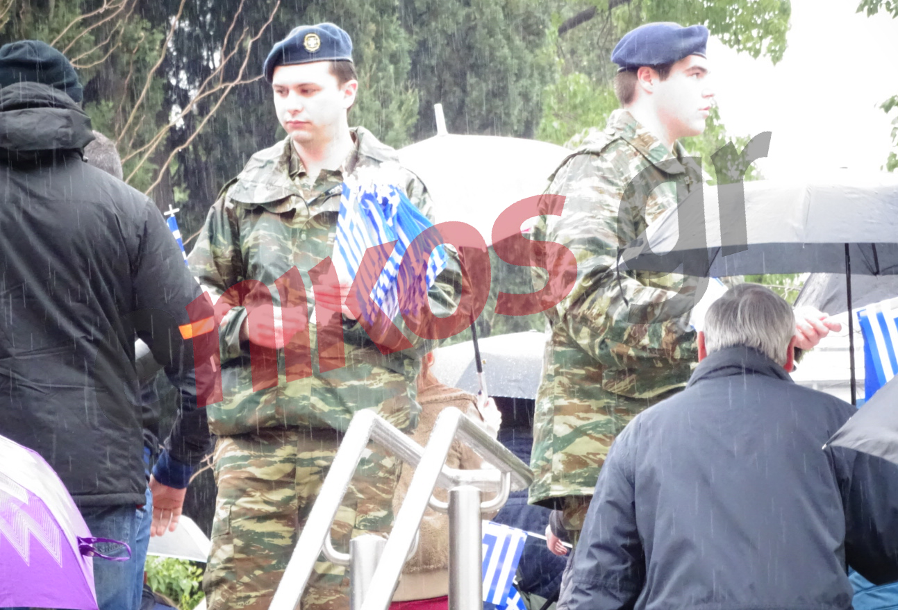 Στρατιώτες μοιράζουν σημαιάκια υπό βροχή – ΦΩΤΟ