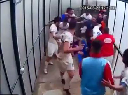 Άφησαν το ποδόσφαιρο για να παίξουν… ξύλο – ΒΙΝΤΕΟ