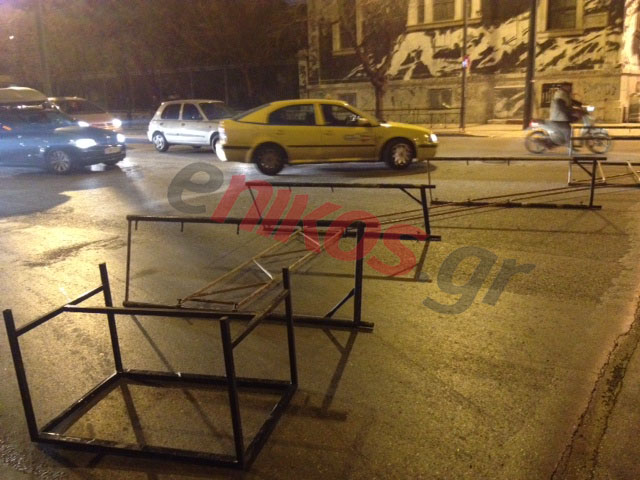 “Γκρέμισαν” τις σκαλωσιές στο Πολυτεχνείο – ΦΩΤΟ – ΤΩΡΑ