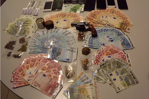 Εξαρθρώθηκε σπείρα που διακινούσε ναρκωτικά