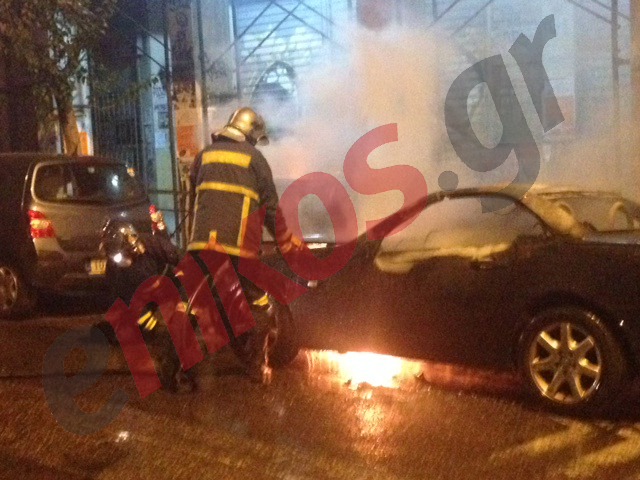 Κατασβέστηκε η φωτιά σε ΙΧ στην Τρικούπη – ΦΩΤΟ