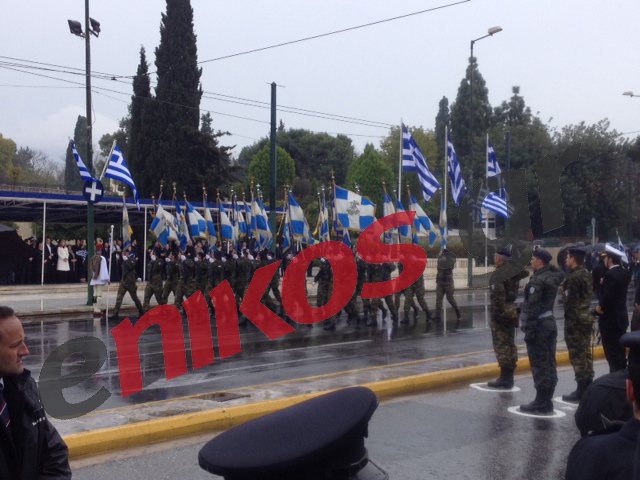Στρατιωτική παρέλαση υπό βροχή – ΦΩΤΟ