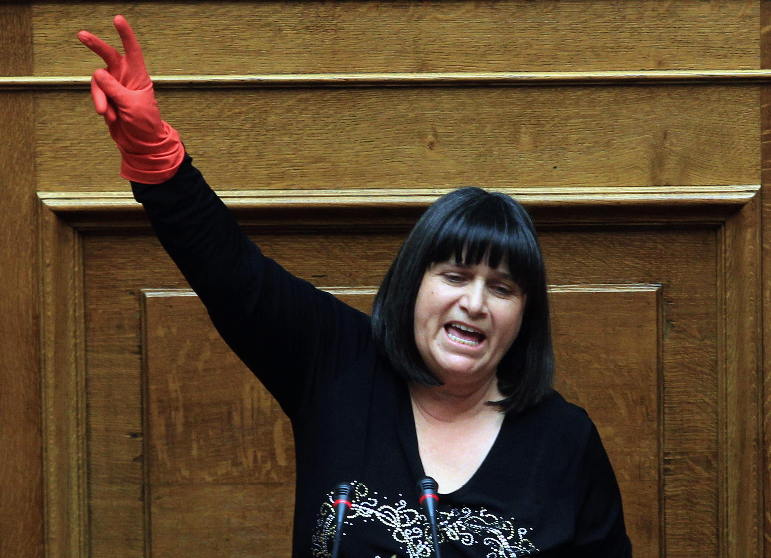 Απολυμένη καθαρίστρια με γάντι στο βήμα της Βουλής – ΒΙΝΤΕΟ