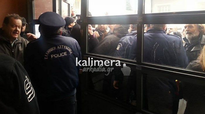 Επεισόδια έξω από το δημαρχείο της Τρίπολης