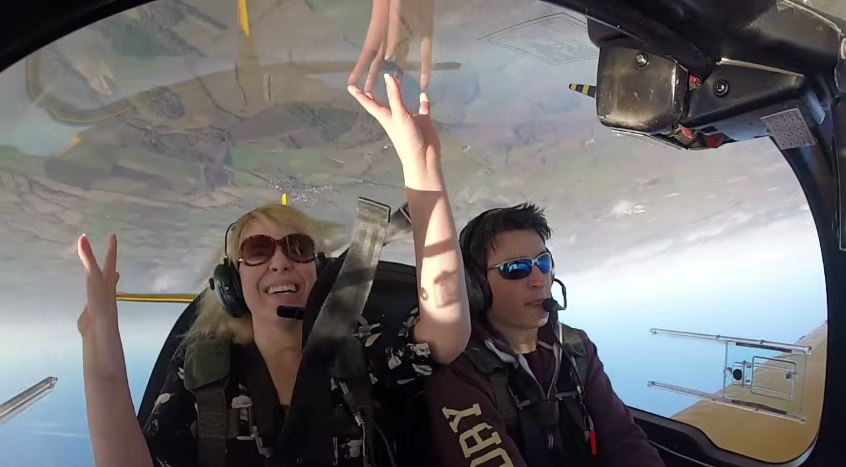 Μέσα στο πιλοτήριο ενός αεροπλάνου επιδείξεων – ΒΙΝΤΕΟ