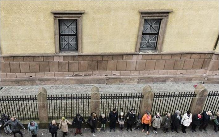 “Αλυσίδα της Ειρήνης” στην συναγωγή της Κοπενχάγης – ΦΩΤΟ