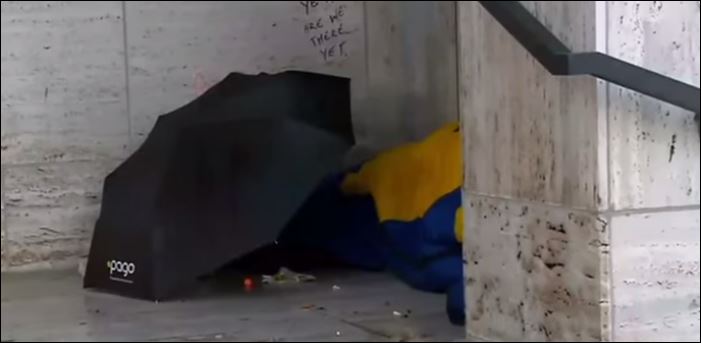 Έριχναν νερό σε αστέγους για να μην κοιμούνται στα σκαλιά της Εκκλησίας – ΒΙΝΤΕΟ