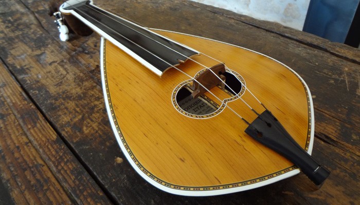 Έκλεψε κρητικές λύρες και προσπάθησε να τις πουλήσει