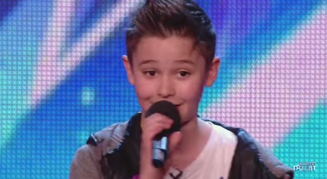 Ο πιτσιρικάς που έγραψε και τραγούδησε την επίθεση bullying που δέχθηκε – ΒΙΝΤΕΟ