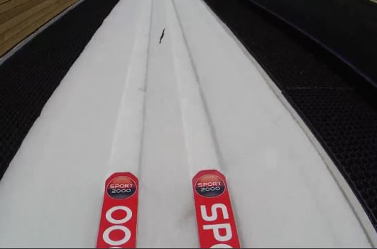 Άλμα με σκι από το κράνος αθλητή – ΒΙΝΤΕΟ