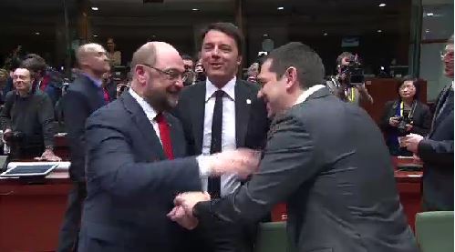 O Τσίπρας και ο θερμός χαιρετισμός του Σουλτς – ΦΩΤΟ