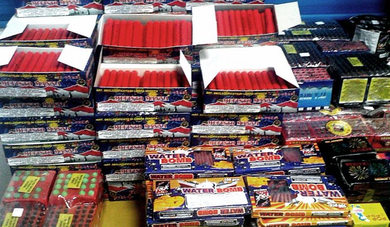 Παντοπωλείο πουλούσε παράνομα βεγγαλικά