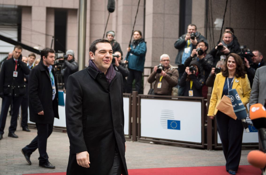 Αυτά θα ζητήσει ο Τσίπρας από την Μέρκελ και τον Ολάντ