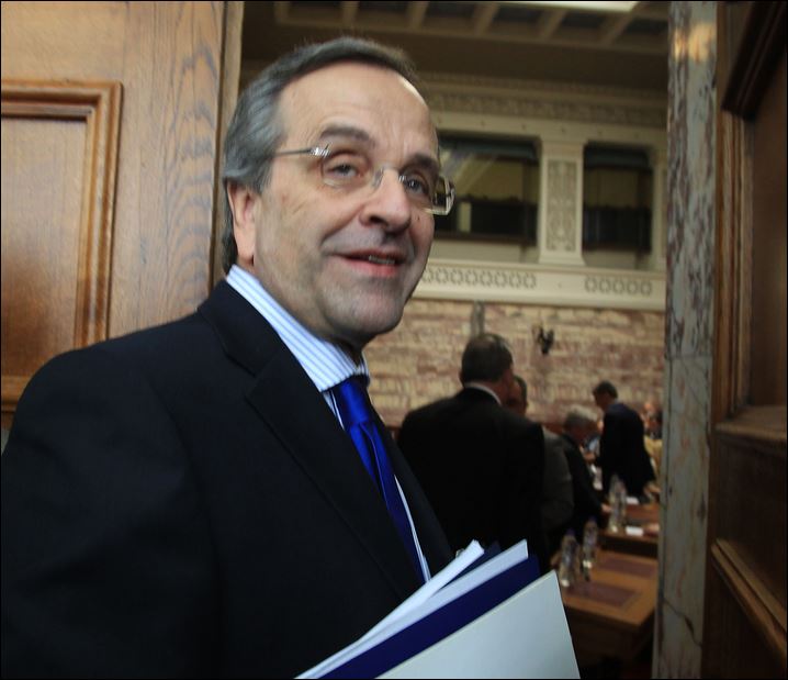 Ο Σαμαράς πριν από την έναρξη της συνεδρίασης – ΦΩΤΟ