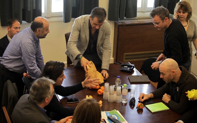 Το Ποτάμι συνεδριάζει και τρώει… μανταρίνια – ΦΩΤΟ