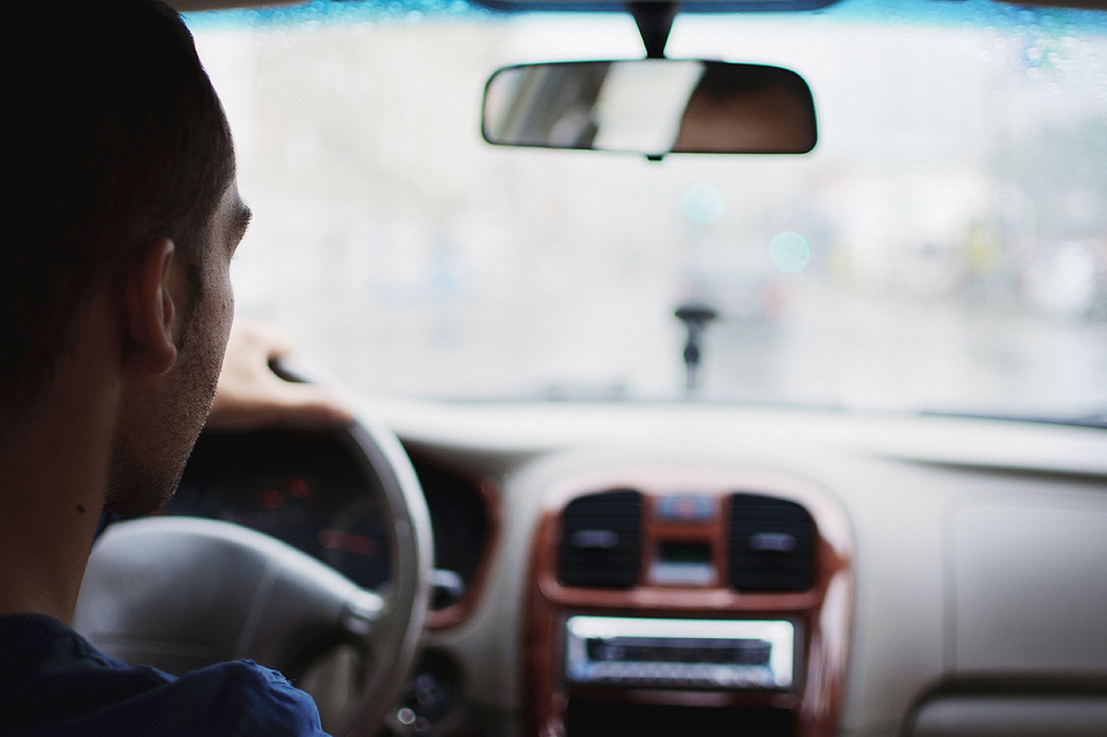 Πράγματα που θυμώνουν τον άνδρα όταν οδηγεί