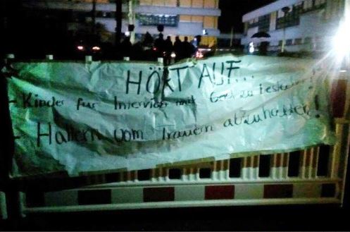 Καταγγέλλουν ότι δωροδοκούν συμμαθητές των θυμάτων της αεροπορικής τραγωδίας