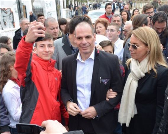 Στην ουρά για μία selfie με τον Βαρουφάκη – ΦΩΤΟ