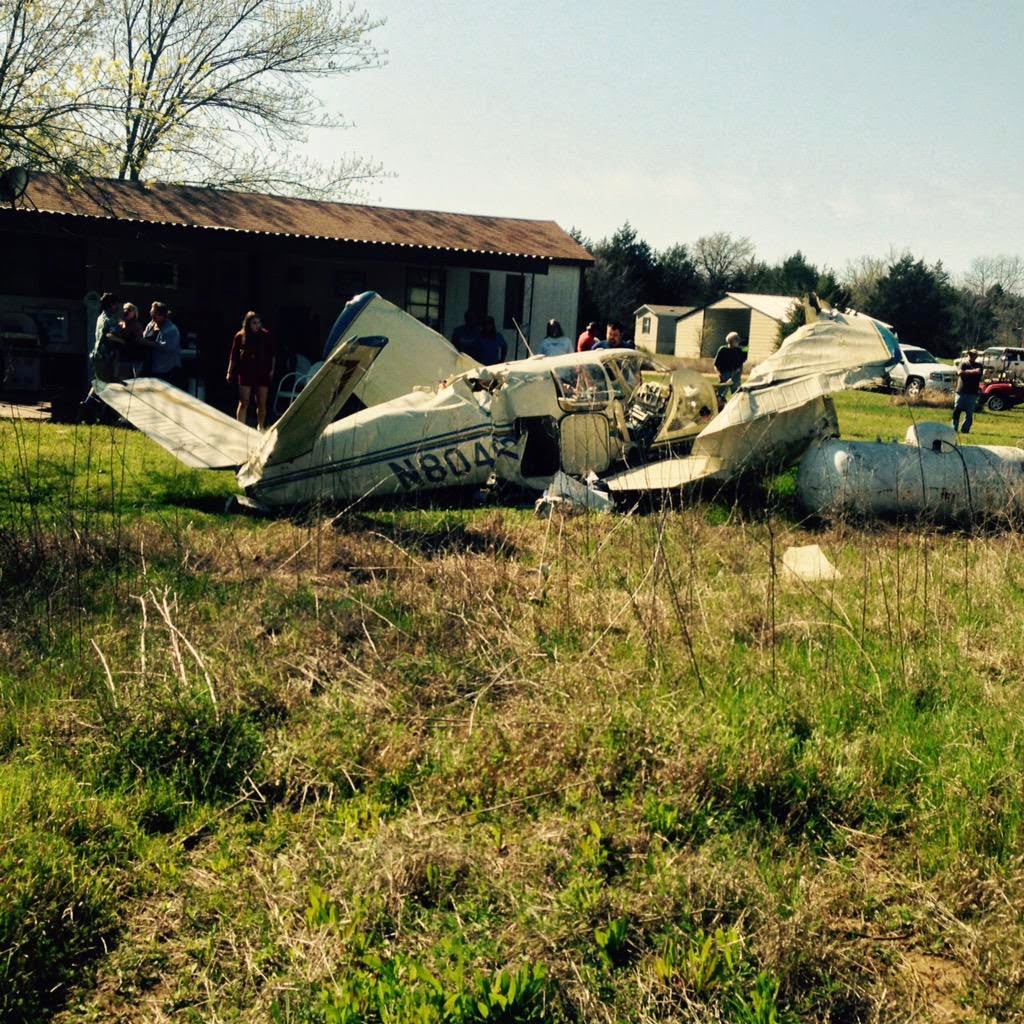 Αεροσκάφος συνετρίβη σε αυλή σπιτιού – ΦΩΤΟ
