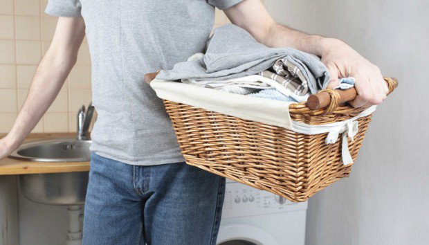 Δουλειές του σπιτιού που αποφεύγουν να κάνουν οι άντρες