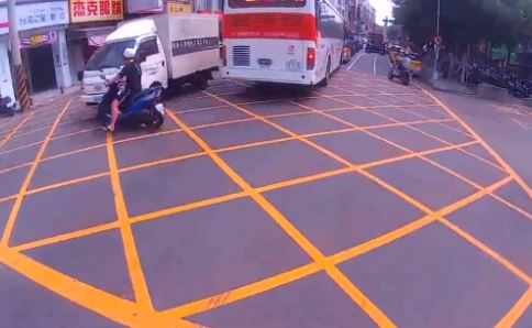 Μοτοσικλετιστής σώθηκε από θαύμα – ΒΙΝΤΕΟ