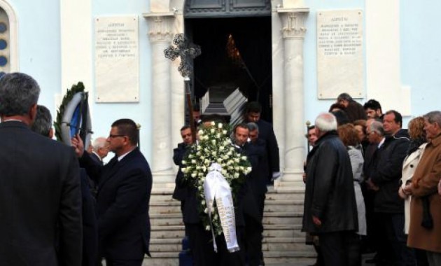 Το ύστατο “χαίρε” στον Βασίλη Μαγγίνα – ΦΩΤΟ