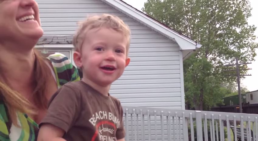 Είδε τον μπαμπά του να περνά με το τρένο – ΒΙΝΤΕΟ