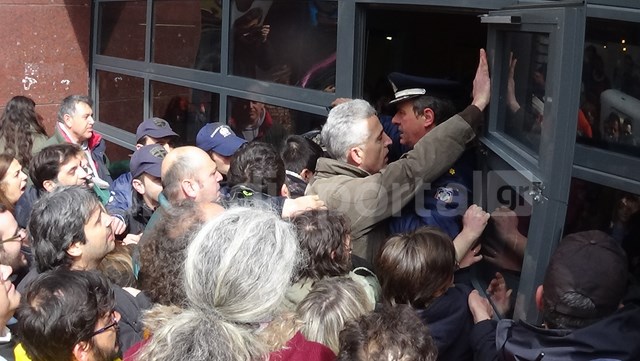 Τρίπολη – “Ντου” έξω από το Δημαρχείο – ΒΙΝΤΕΟ – ΦΩΤΟ