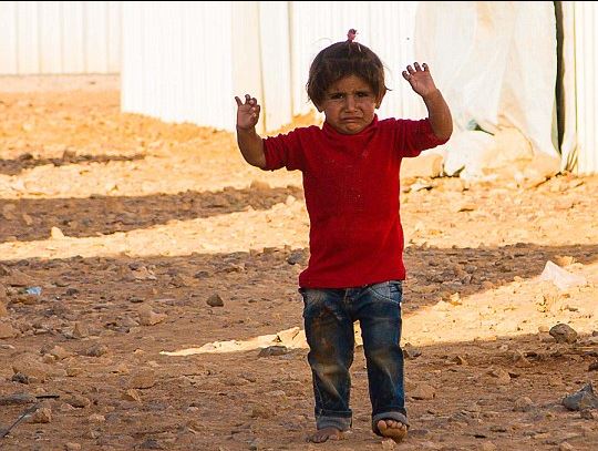 Άλλο ένα παιδί του πολέμου που παραδίδεται στον φωτογράφο – ΦΩΤΟ