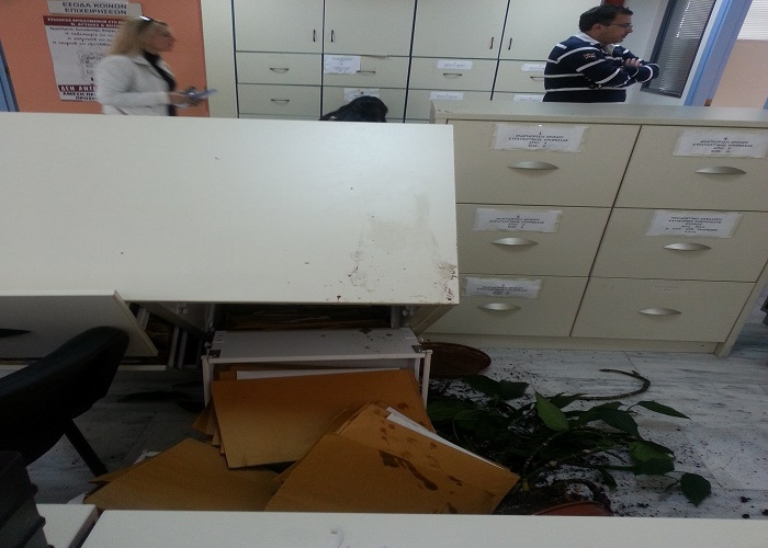 Έξαλλος πολίτης “έσπασε” τα γραφεία του ΙΚΑ – ΦΩΤΟ