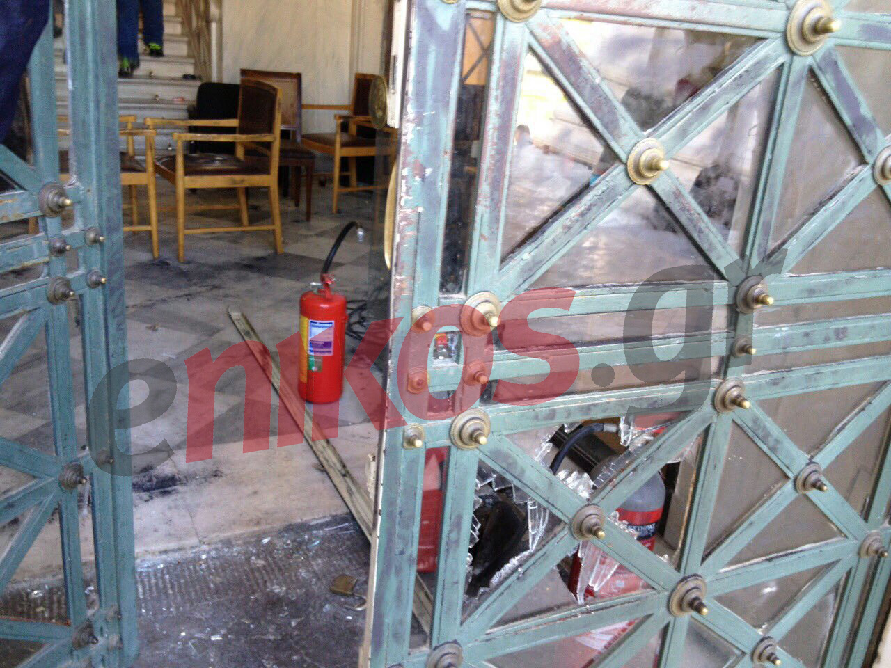 Τα σπασμένα τζάμια από την επέμβαση της αστυνομίας στην Πρυτανεία – ΦΩΤΟ