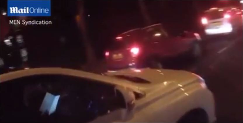 Μητέρα οδηγεί και διαβάζει βιβλίο – ΒΙΝΤΕΟ