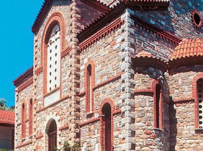 Ιερέας “τιμώρησε” τις γυναίκες με τα στενά παντελόνια στην Εκκλησία