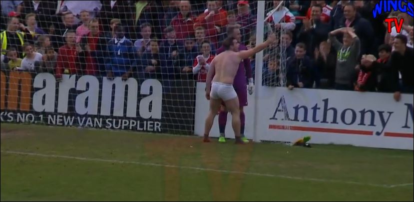 Selfie με το εσώρουχο και τον τερματοφύλακα – ΒΙΝΤΕΟ