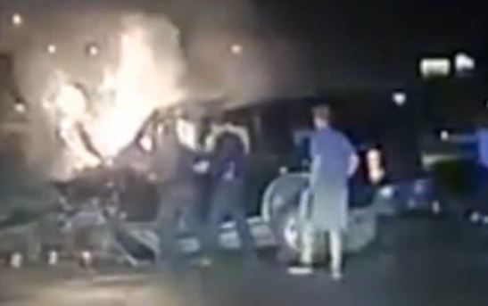 Αστυνομικοί έσωσαν εγκλωβισμένο οδηγό μέσα από τις φλόγες – ΒΙΝΤΕΟ
