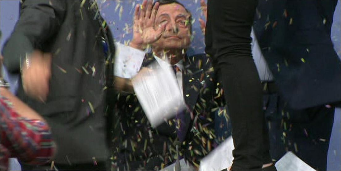 Διαδηλώτρια “όρμησε” στον Ντράγκι κατά τη διάρκεια της συνέντευξης Τύπου – ΒΙΝΤΕΟ