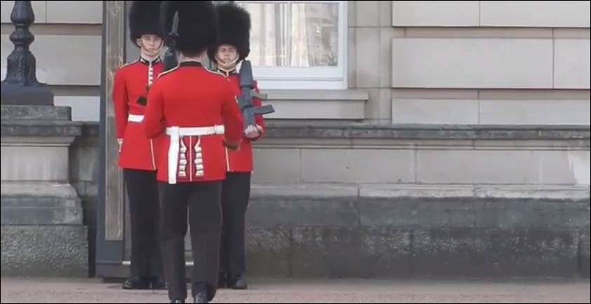 Ο φρουρός του Μπάκιγχαμ που… πόνεσε – ΒΙΝΤΕΟ