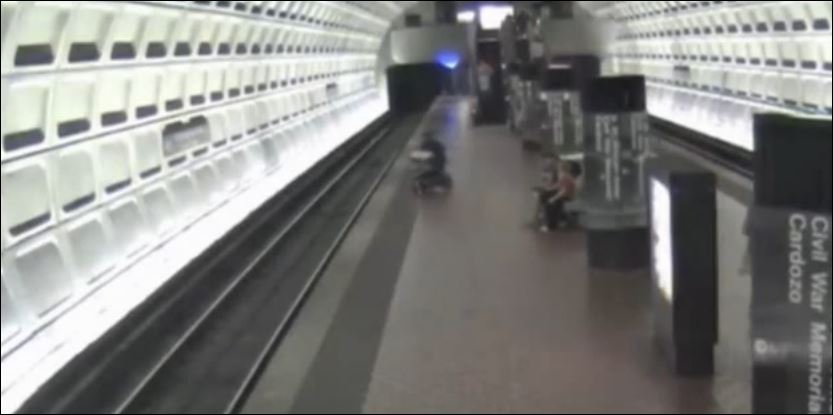 ‘Επεσε με το αναπηρικό καροτσάκι του στις ράγες – ΒΙΝΤΕΟ