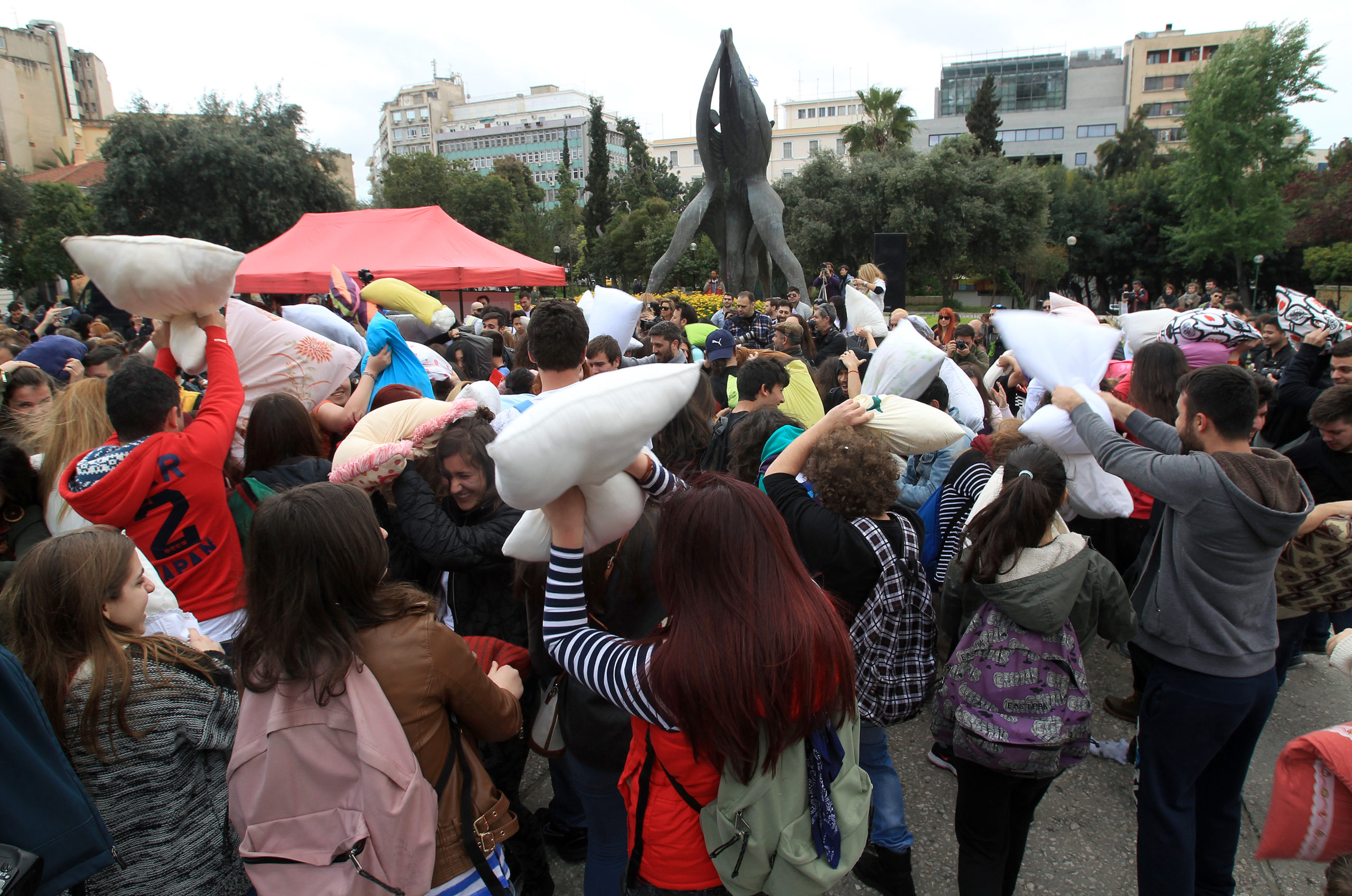 “Μαξιλαροπόλεμος” σε Αθήνα και Θεσσαλονίκη – ΦΩΤΟ