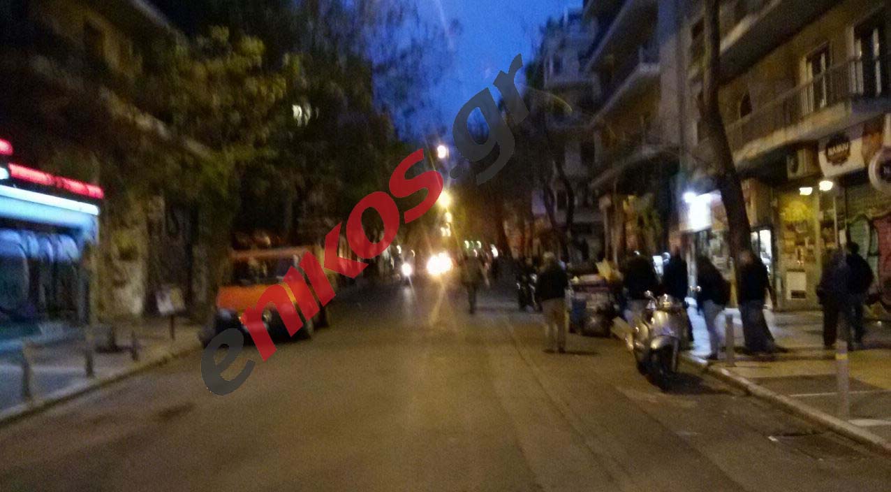 Φωτιές σε κάδους στα Εξάρχεια – ΦΩΤΟ – ΤΩΡΑ