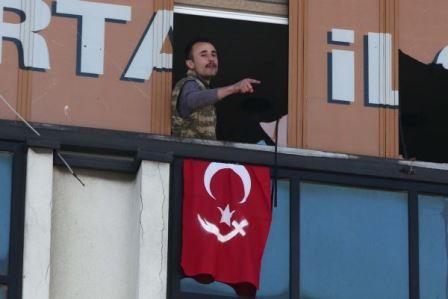 Στα χέρια της αστυνομίας ο ένοπλος που εισέβαλε στο ΑΚΡ στην Τουρκία – ΤΩΡΑ