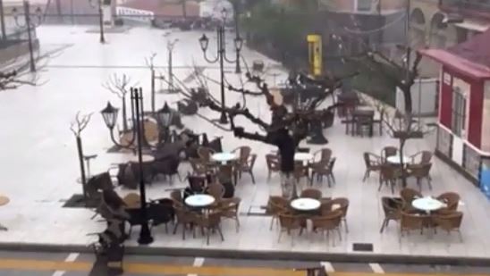 Ο αέρας σήκωσε τα τραπέζια στην Κύμη – ΒΙΝΤΕΟ