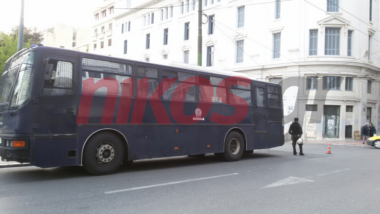 Φραγμός των ΜΑΤ στην Ακαδημίας – ΦΩΤΟ