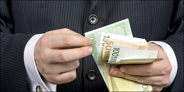 Πληρώνουμε σε φόρους και εισφορές το 43,3% του μισθού μας